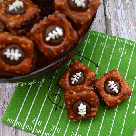 Rolo and Pretzel Footballs - SweetSimpleStuff Football Themed Desserts, Football Shaped Foods, Super Bowl Treats, Super Bowl Cupcake, Super Bowl Cookies, Diy Sugar Cookies, Vanilla And Chocolate Cupcakes, Superbowl Desserts, Tailgating Ideas