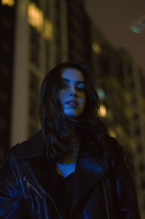 Night Aesthetic Woman, Dreamy Night Photoshoot, Night Time Portrait Photography, Street Light Photoshoot, Headlight Photoshoot Night, Photoshoot Inspo Outdoor, City Lights Photoshoot, Night Shoot Ideas, Night Aesthetic Pics