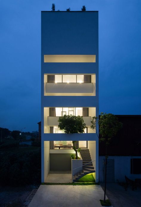 Nguyen Khac Phuoc Architects to offer residents respite from noise and smog in this five-metre-wide house in Vietnam Funny Real Estate Quotes, Narrow House Designs, Funny Real Estate, Modern Architecture Building, Narrow House, Real Estate Quotes, Architecture Old, Facade House, Small House Design