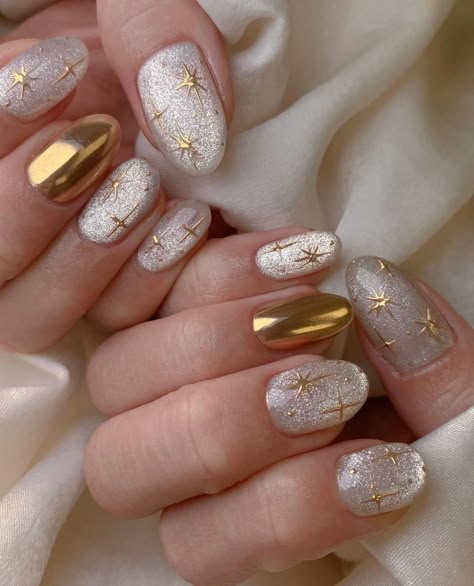 Gold Pearl Aesthetic, Christmas Gold Nails Art Designs, Gold Christmas Nails Designs, Christmas Nail Designs Gold, White Nails Gold Design, Christmas Nail 2024, Silver And Gold Christmas Nails, Cute New Years Nails Short, Christmas Short Nail Ideas