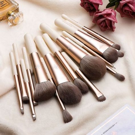 The Brush Revolution: New Technologies in Makeup Accessories Accessories Moodboard, Seasonal Makeup, Sweet Makeup, Vegan Makeup Brushes, Brush Organizer, Beautiful Skin Care, Best Drugstore Makeup, Glowing Skincare, Best Skincare Products