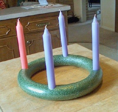 German Advent Wreath Diy, Advent Wreath Craft For Kids, Kids Advent Wreath, Homemade Advent Wreath, Advent Wreath Ideas, Diy Advent Wreath, Vintage Table Decorations, Advent Wreath Diy, Advent Wreath Candles