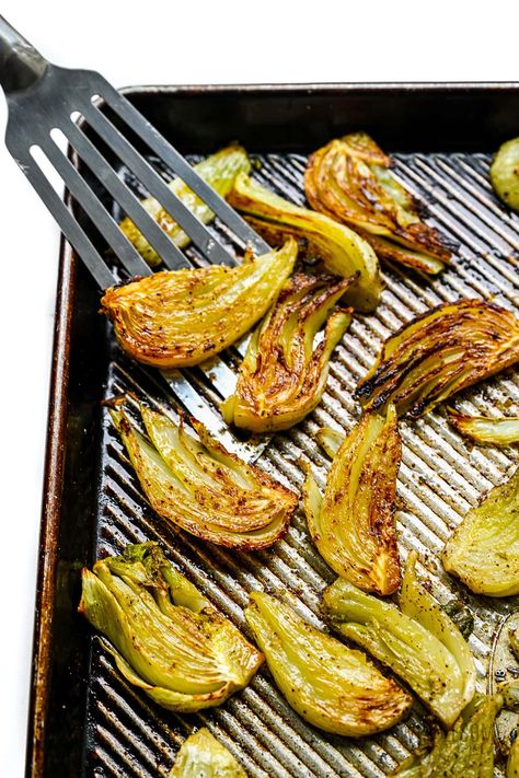 Roasted Fennel Recipe (Easy & Caramelized!) - Wholesome Yum Roast Fennel, Garlic Turkey, Cauliflower Zucchini, Fennel Recipe, Zucchini Broccoli, Root Vegetables Recipes, Vegetables Dishes, Fennel Recipes, Roast Zucchini