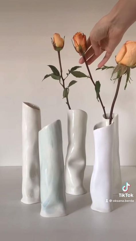 Clay Crafts Vase, Cute Clay Vase, Ceramic Handmade Ideas, Handmade Pottery Vases, Ceramic Decoration Ideas, Poterry Clay Ideas, Easy Ceramics Ideas, Clay Vase Diy, Ceramica Artesanal Ideas