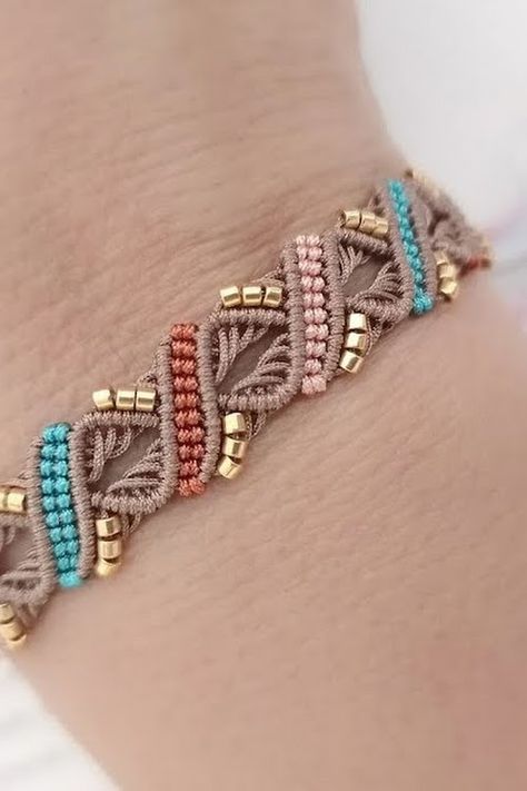 Two Color Macrame Bracelet, Jewelry Tutorials Bracelets, Macrame Bracelet Patterns Tutorials, Patron Macrame, Micromacrame Bracelet, Micro Macrame Bracelet, Fancy Crochet, Easy Bracelet, Macrame Jewelry Tutorial