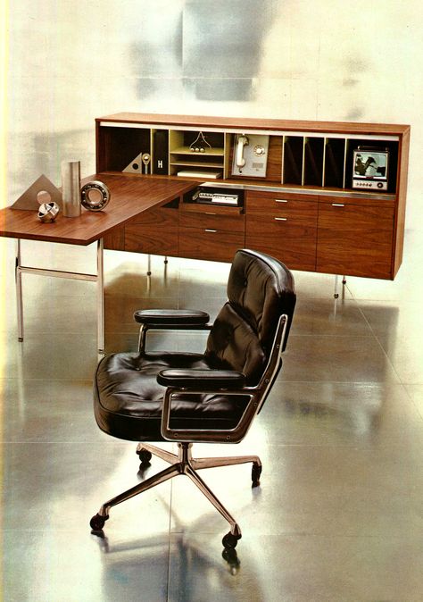 #Eames Executive Chair and a George Nelson receptionists desk by @hermanmiller Eames Office Chair, Comfy Office Chair, Mid Century Office, Eames Office, Furniture Ads, Vintage Office, Charles Eames, Time Life, Executive Office