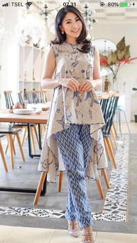 Model Dress Batik, Short Kurti Designs, Stylish Kurtis Design, Batik Modern, Simple Kurta Designs, Stylish Short Dresses, Batik Fashion, Dress Design Patterns, Trendy Dress Outfits