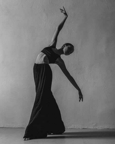 Contemporary Dance Art, Modern Dance Photography, Dance Shoot, Classic Dance, Dancers Body, Dance Photoshoot, Dancer Lifestyle, Dance Photo Shoot, Dance Picture Poses