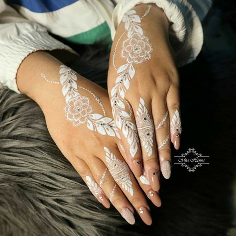 Inai Putih, White Mehndi, Mahadi Design, Nikah Ideas, Back Hand Design, Dekor Pelaminan, Mehndi Designs Finger, White Henna Tattoo, Henna Elephant