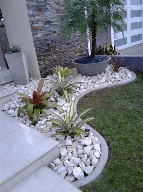 House Ranch, Small Front Yard Landscaping, Front Yard Garden Design, Rock Garden Landscaping, Front Yard Landscaping Simple, Easy Flower, House Modern, Front House Landscaping, Outdoor Gardens Design