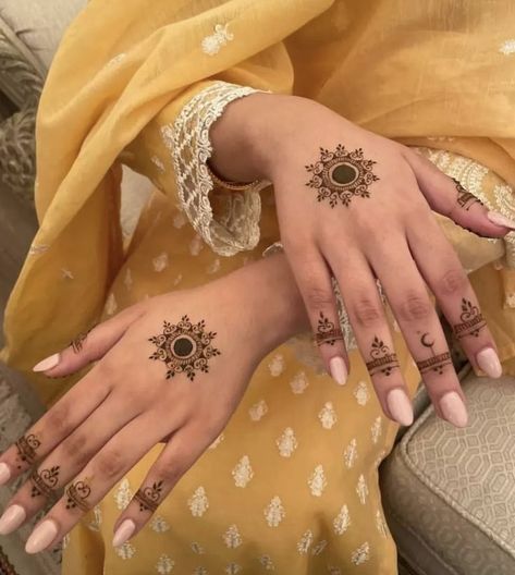 Trending Mehndi Designs, Simple Henna Designs Hand, Palm Mehndi Design, Simple Mehendi Designs, Henna Designs Wrist, Designs Mehndi, Finger Henna Designs, Henna Tattoo Designs Hand, Simple Henna Tattoo