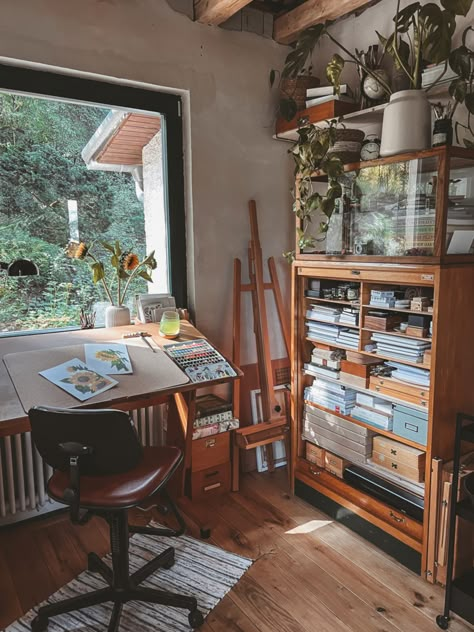 Home Art Studios, Dream Art Room, Small Art Studio, Work Desks, 20 Aesthetic, Studio At Home, 1960s Home, Art Studio Space, Art Studio Room