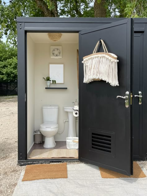 How to build an outhouse. A really pretty one. | DESIGN THE LIFE YOU WANT TO LIVE | www.lynneknowlton.com Outdoor Pool Bathroom Ideas, How To Build An Outhouse, Build An Outhouse, Outdoor Toilet Ideas, Diy Outhouse, Modern Outhouse, Pool Bathroom Ideas, Outdoor Toilet And Shower, Outdoor Pool Bathroom