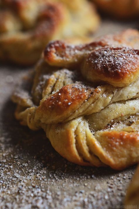 kardemummarbullar 1 Swedish Cardamom Buns Recipe, Cardamom Buns Recipe, Twisted Bread, Swedish Cinnamon Buns, Swedish Foods, Swedish Cuisine, Swedish Heritage, Nordic Food, Pudding Chia