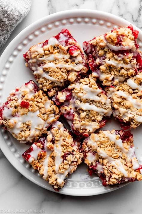 Featuring a sweet-tart sour cherry pie filling and a buttery, crumbly brown sugar streusel, there's much to love about these crumb-topped cherry pie bars. The filling comes together quickly on the stove, and the crust and crumble topping are made from the same 1-bowl mixture. Recipe on sallysbakingaddiction.com Cherry Dessert Bars, Sour Cherry Pie Filling, Cherry Pie Crumble, Sweet Cherry Pie Filling, Cherry Pie Bars Recipe, Sour Cherry Recipes, Crumb Topping Recipe, Streusel Topping Recipe, Sour Cherry Pie