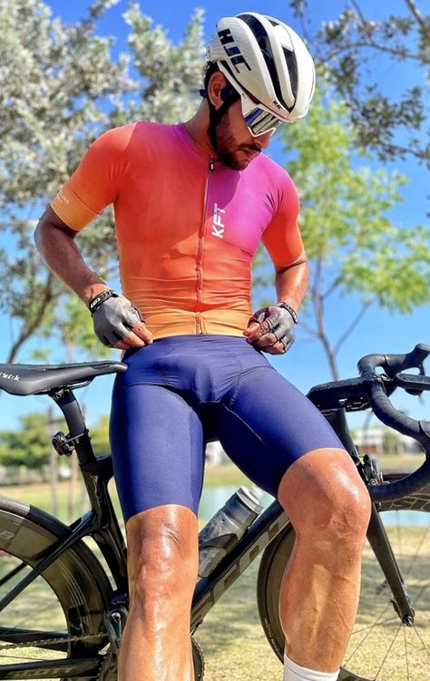 Mens Cycling Outfit, Cycling Apparel Men, Mens Cycling Clothes, Cycling Attire, Sporty Outfits Men, Lycra Men, Men Sport Pants, Soccer Guys, Cycling Fashion