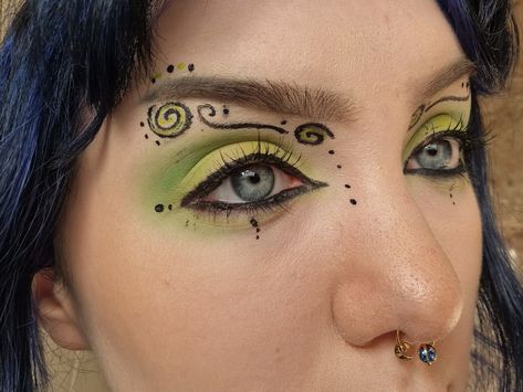 Green eyeshadow swirl eyeliner graphic liner summer makeup Orange Creative Makeup, Red And Green Eyeshadow Looks, Swirly Eye Makeup, Crazy Graphic Liner, Trans Makeup Looks, Plant Eyeliner, Swirl Eye Makeup, Green Face Makeup, Fun Graphic Eyeliner