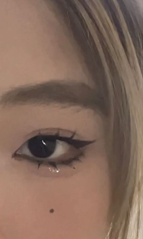 Ulzzang Eyes, Doll Eyeliner, Asian Eyeliner, Korean Makeup Trends, Gyaru Makeup, Doll Eye Makeup, Swag Makeup, Smink Inspiration, Ethereal Makeup