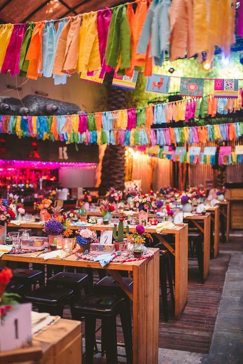 Frida Kahlo Wedding, Mexican Dinner Party, Mexico Party, 25th Bday, Pride Party, Mexican Birthday Parties, Mexican Themed Weddings, Mexican Night, Mexican Party Decorations