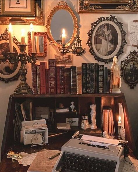 Academia Aesthetic Room, Dark Academia Room Ideas, Dark Academia Bedroom, Academia Bedroom, Dark Academia Room, Academia Room, Dark Academia Decor, Vintage Room, Dream Room Inspiration