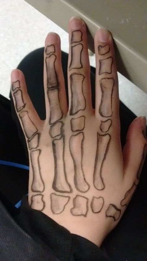 Hand Painting Skeleton, Skull Drawing On Hand, Fun Things To Draw On Your Hand, Bone On Hand Tattoo, Things To Draw On Ur Arm, Skeleton Drawing On Hand, Drawing On Arm Ideas, Draw On Hand, Drawing On Hand Ideas