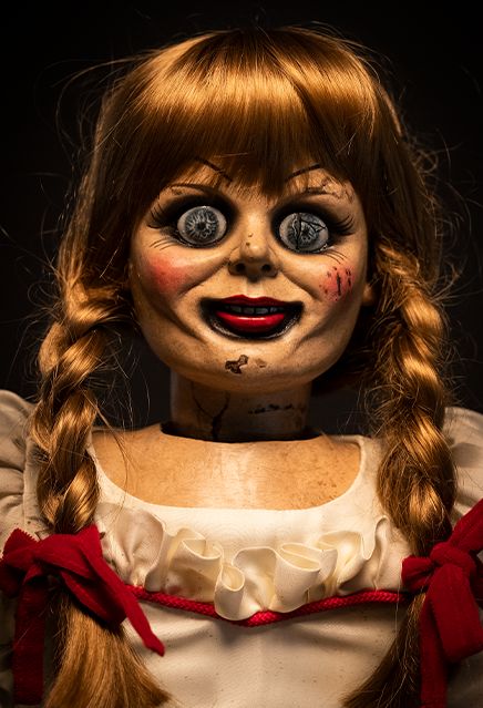 Annabelle Horror, The Conjuring Annabelle, Backpacks Disney, Annabelle Doll, Animated Halloween Props, Dolls Halloween, Doll Props, Animated Halloween, Masks Halloween