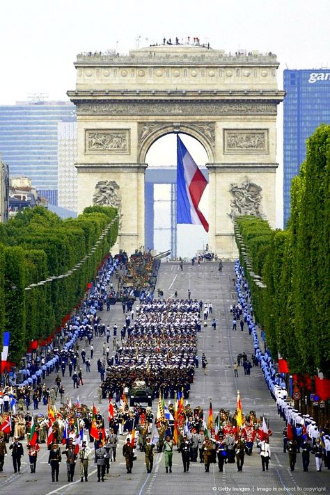 2.	L'Arc de Triomphe de l'Étoile est l'un des plus célèbres monuments de Paris. C'est dans le centre de la Place Charles de Gaulle. Il se confond avec l'Arc de Triomphe du Carrousel. Holdiays sont célébrés ici. dans l'image, il est le 14 juillet Beautiful Paris, Bastille Day, City Of Love, I Love Paris, Paris Love, Visit Paris, Love Paris, Champs Elysees, Paris City