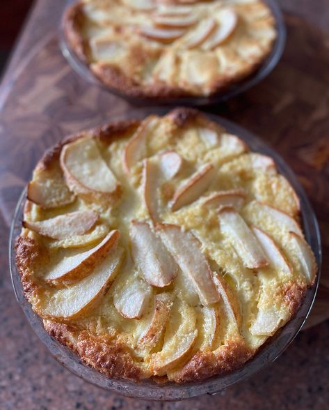 Pear Custard Pie Pear Custard Pie Recipe, Carmelized Pears, Pear Custard, Pear Recipes Easy, Pear Pie Recipe, Pear Dessert Recipes, Almond Creme, Caramel Pears, Pear Pie