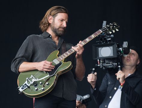 On the set of "A Star Is Born", 2018. Co-writer/producer/director Bradley Cooper as Jackson Maine. Jackson Maine, Guy Haircuts Long, Long Haircuts, Dream Lover, Oh Dear, Bradley Cooper, A Star Is Born, Radio Show, Dear God