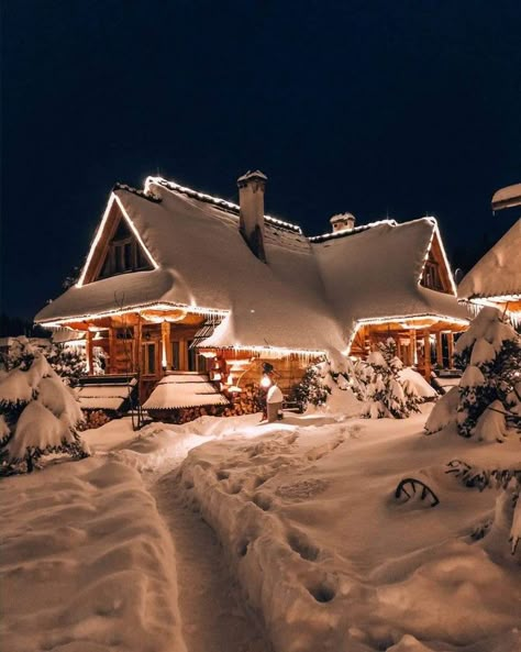 Christmas Cabin Exterior, Bloxburg Christmas House Exterior, Winter House Aesthetic, Christmas House Aesthetic, Snow Cabins, Chalet Aesthetic, Winter Cabin In The Woods, Winter Home Exterior, Christmas Chalet