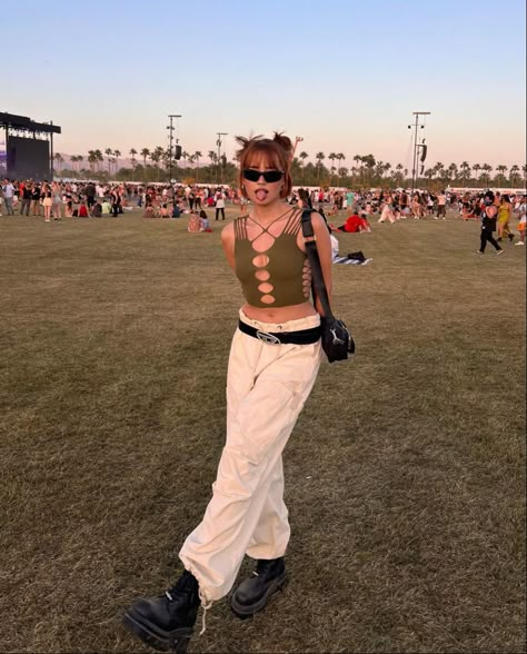 COACHELLA OUTFIT 2022 Parachute Pants Coachella, Coachella Comfy Outfit, Boston Calling Festival Outfits, European Music Festival Outfit, Festival Outfits Alternative, Coachella Outfit Pants, 80s Festival Outfit, 2024 Music Festival Outfits, Lowkey Festival Outfits