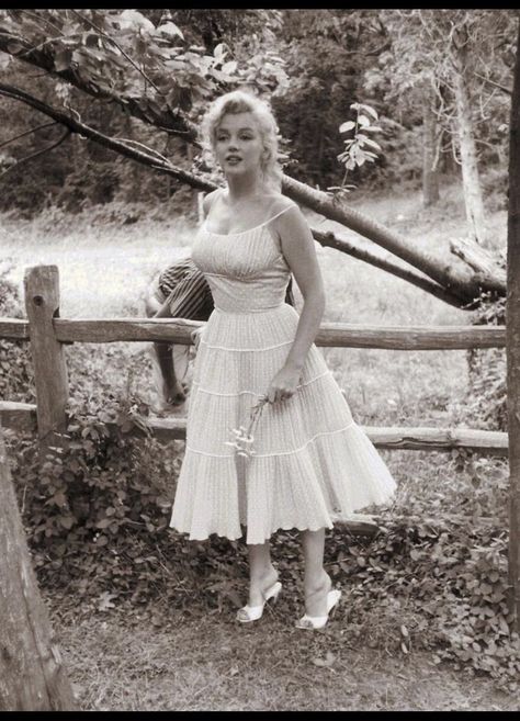 Marilyn Monroe Wedding, Monroe Outfits, Marilyn Monroe Outfits, Romantic Body Type, Romantic Kibbe, Marilyn Monroe Dress, Kibbe Romantic, Monroe Dress, Marilyn Monroe Fashion