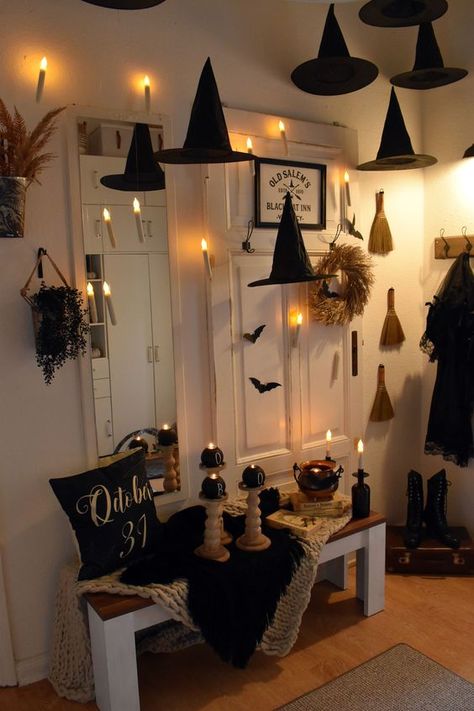 Family Dollar Halloween Decor, Dark Academia Halloween Decor, Kitchen Halloween, Witches Kitchen, Rustic Halloween Decor, Uhyggelig Halloween, Halloween Decor Diy, Halloween Room, Halloween Fest