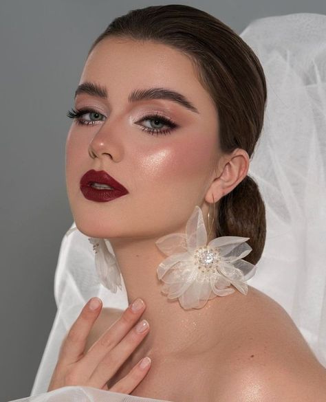 Bridal Makeup Red Lips, Bold Lipstick Makeup, Wedding Eyes, Wedding Makeup Tutorial, Wedding Eye Makeup, Sparkly Makeup, Glam Wedding Makeup, Red Lip Makeup, Look Retro