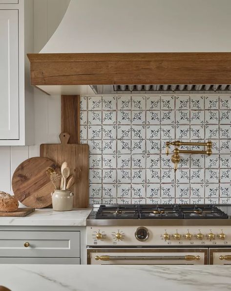 What Is Interior Design, Patterned Tile Backsplash, Spacious Kitchens, Modern Farmhouse Kitchens, Kitchen Tile, Backsplash Ideas, Kitchen Inspo, Kitchen Tiles, Tile Backsplash