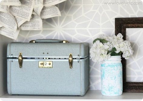 Painted Suitcase, Vintage Train Case, Old Suitcases, Vintage Suitcases, Old Train, Vintage Suitcase, Diy Upcycle, Vintage Luggage, Craft Room Storage