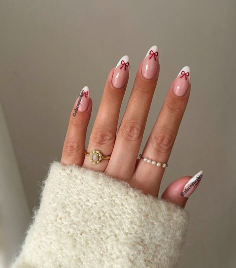 Sparkle Bow Nails, Hot Christmas Nails, Brown Nails Christmas, Sweater Nails French Tip, December French Tip Nails, Silver Bow Nails, December Nails Square, Brown Christmas Nails, Rings Coquette