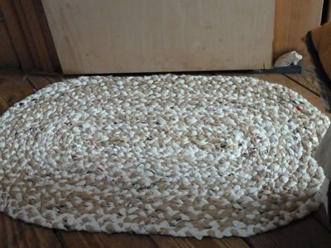 How to Make a Rug from Plastic Grocery Bags Plarn Projects, Reuse Plastic Bags, Plastic Bag Crafts, Make A Rug, Plastic Yarn, Plastic Bag Crochet, Upcycle Plastic, Recycled Plastic Bags, Crochet Rugs