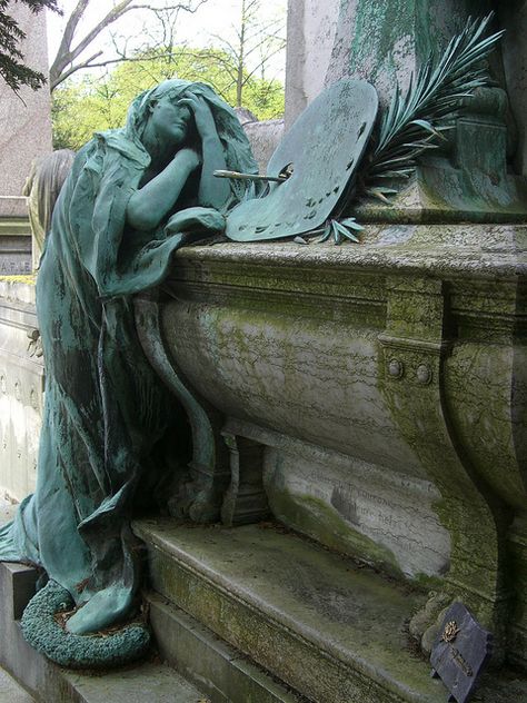 Cimetière du Père-Lachaise Grave Art, Père Lachaise Cemetery, Pere Lachaise Cemetery, Statues Art, Cemetery Angels, Cemetery Monuments, Book Of Enoch, Cemetery Statues, Grave Stones