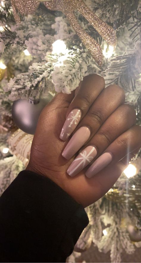 Nude amd white bow Christmas Nails Acrylic Neutral, Gift Wrap Christmas Nails, Xmas Nude Nails, Christmas Nude Nail Designs, November To December Nails, Cream Winter Nails, Cute Simple Dip Nails, Nude Christmas Nails Acrylic, Beige Christmas Nails