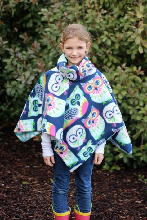 Make a 10 Minute No-Sew Fleece Poncho For Kids Carseat Poncho, Sewing Gifts For Kids, Fleece Sewing Projects, Poncho Pattern Sewing, Fleece Projects, Car Seat Poncho, Fleece Poncho, Sewing Fleece, Kids Poncho