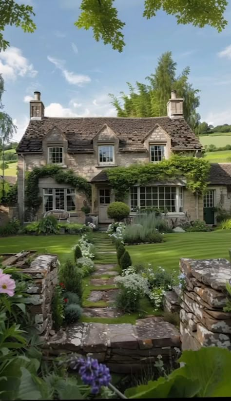 Cottage House England, Huge Cottage House, Old Fashioned House Exterior, Stone Cottage Floor Plans, Large Cottage House, Big Cottage House, Big Cottage, Italian Country House, Big Cottages