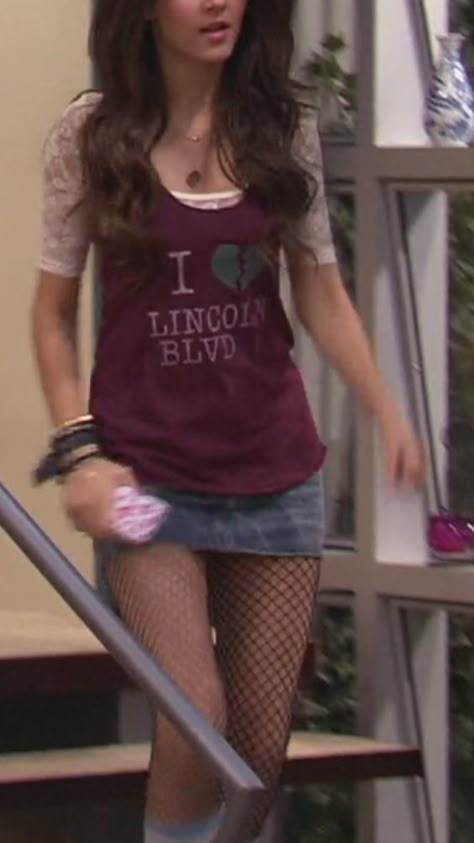 2013 Outfits Tumblr, Tori Vega Aesthetic, 2016 Aesthetic Outfits, Tori Vega Outfits, Icarly Outfit, Comfy School Fits, Nickelodeon Outfits, Victorious Outfits, 2010s Outfits