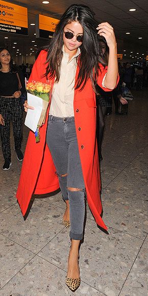 Selena Gomez Street Style, Selena Gomez Fashion, Selena Selena, Selena Gomez Outfits, Orange Coat, Selena Gomez Style, Mode Casual, Cooler Look, Looks Street Style