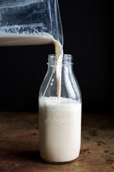 homemade almond milk with vanilla bean, cinnamon, medjool dates and a pinch of salt.  yum! i love making almond milk at home. Almond Milk Recipes Homemade, Almond Milk Recipes, Homemade Almond Milk, Cinnamon Almonds, Nut Milk, Homemade Vanilla, Milk Recipes, Sem Lactose, Smoothie Drinks