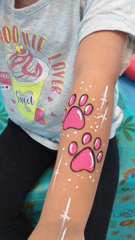 Facepainting Arm Designs, Easy Face Painting Ideas For Kids Boys, Paw Face Paint, Face Painting Beginners, Easy Kid Face Painting Ideas, Paw Print Face Paint, Bluey Face Painting Ideas For Kids, Hand Face Paint, Arm Paint Ideas