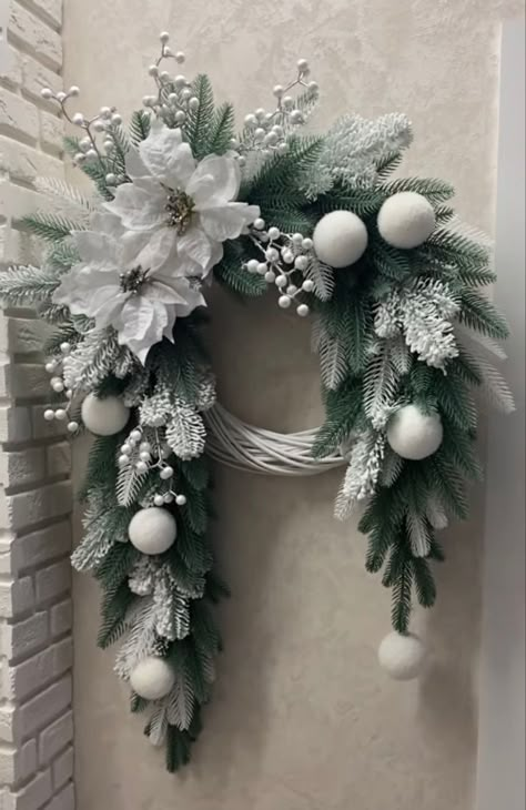 Christmas Decor Ideas Snowflakes, Christmas Wreaths White, Wall Wreath Decor, Diy Wreaths Decor, Advent Wreath Diy, Dekoratívne Vence, Christmas Advent Wreath, White Christmas Wreath, Christmas Vases