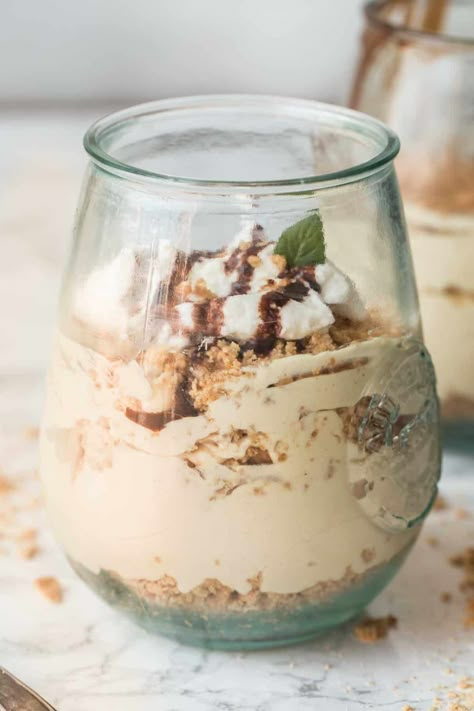 Dessert With Graham Crackers, Peanut Butter Mouse, Mousse Parfait, Raspberry Cheesecake Bars, Crumb Recipe, Parfait Recipe, Smooth Peanut Butter, Bread Banana, Parfait Cups