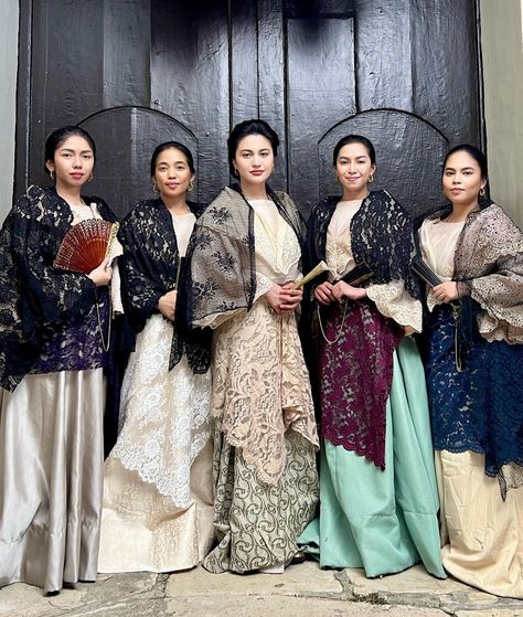 Filipiñana Dress Traditional, Philipino Traditional Clothing, Filipino Clothing Traditional, Filipino Culture Traditional Dresses, Maria Clara Noli Me Tangere, Maria Clara Costume, Maria Clara Outfit, Filipino Traditional Clothing Women, Filipina Painting