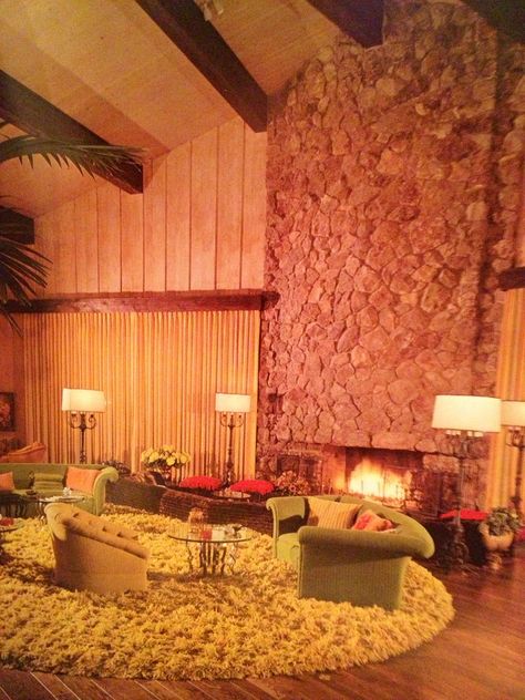 Rock fireplace 60s Interior Design, 1960s Living Room, 70’s House, 1970s Interior Design, 70s Architecture, Retro Homes, 60s Interior, 70s Interior Design, 80s Interior Design